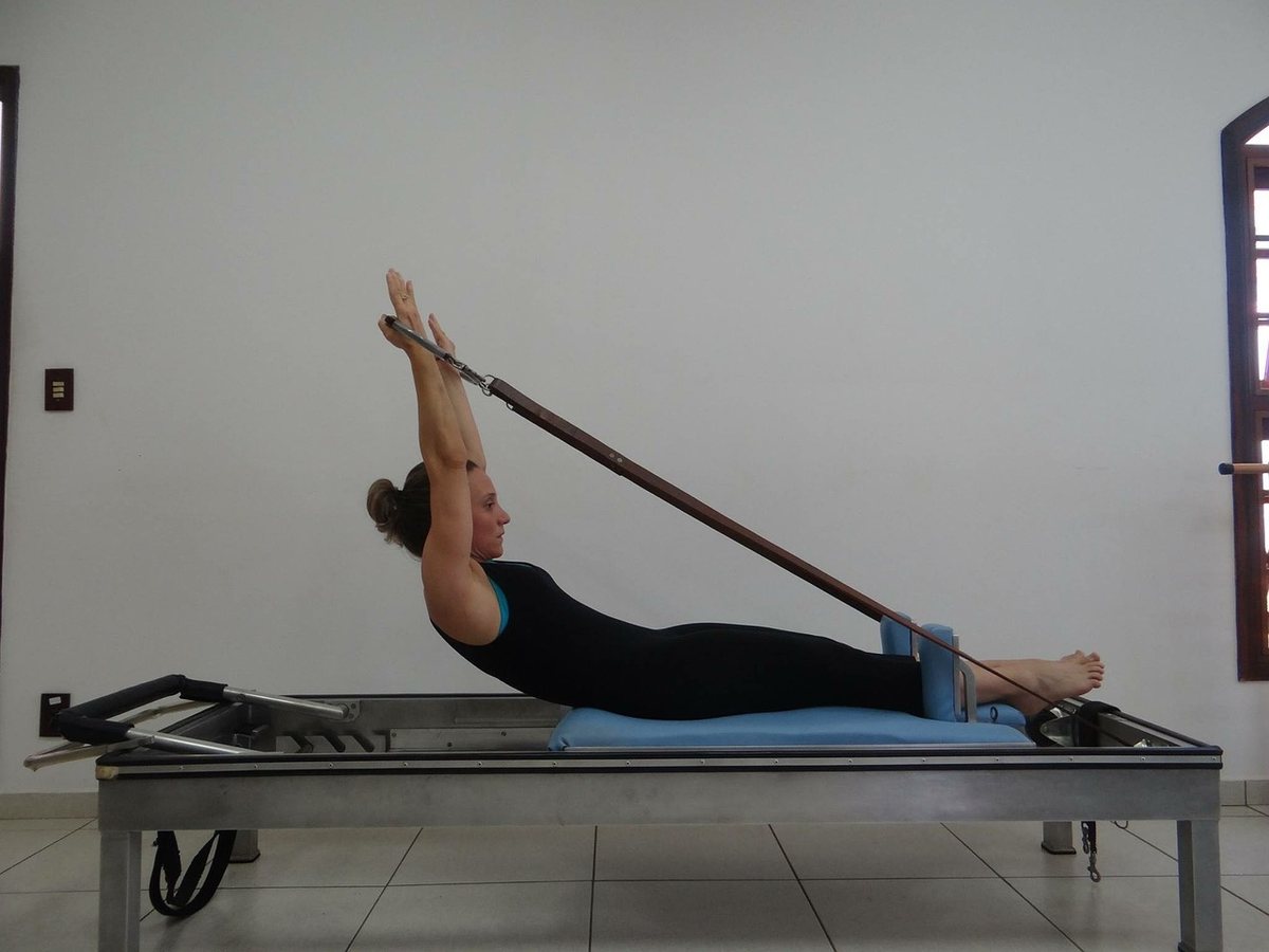 Exercice de Pilates sur tapis
